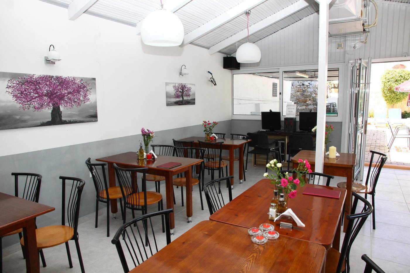 Happy-Days-Studios-Restaurant-48