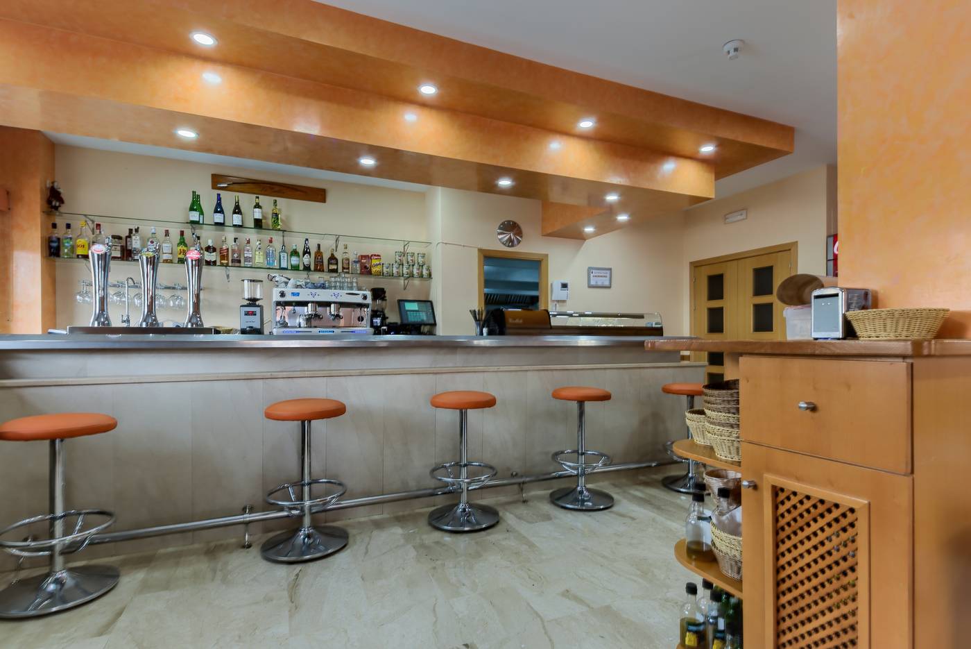 Loto-Conil-Apartamentos-Bar-43