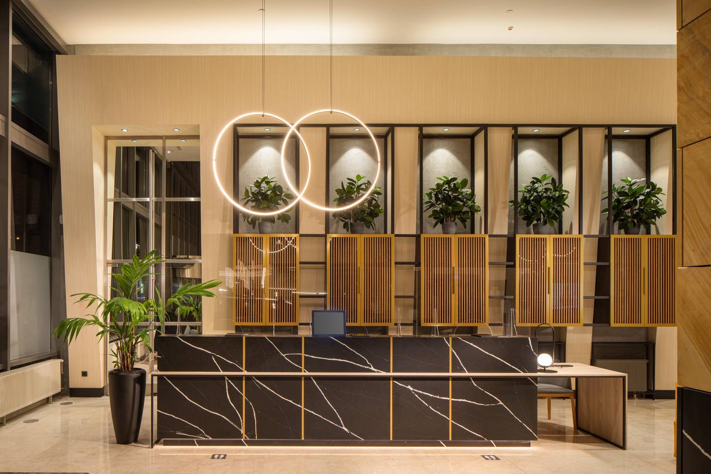 Crowne-Plaza-Budapest-Lobby-17