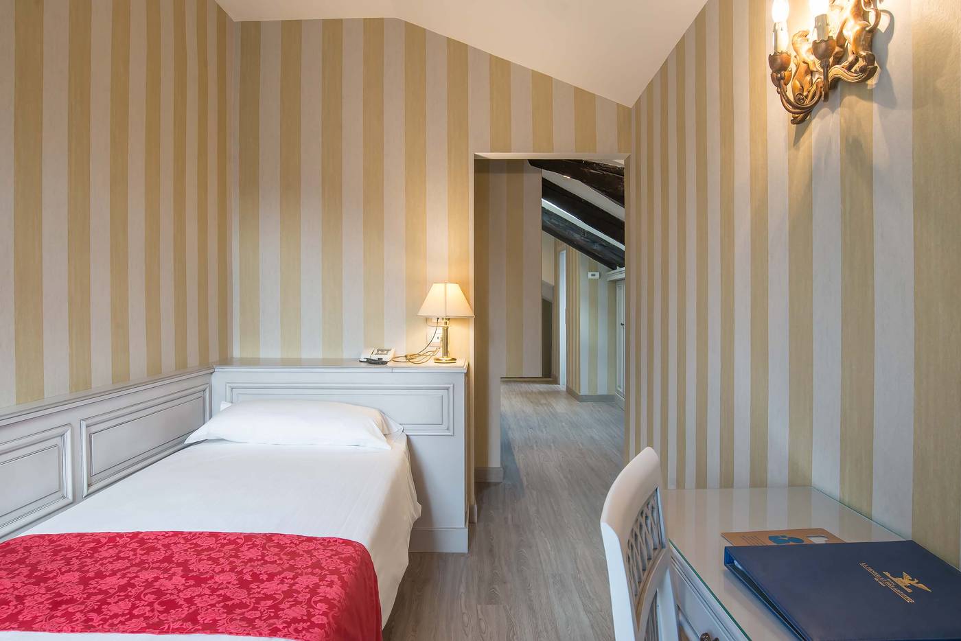 La-Fenice-et-des-Artistes-Room-26