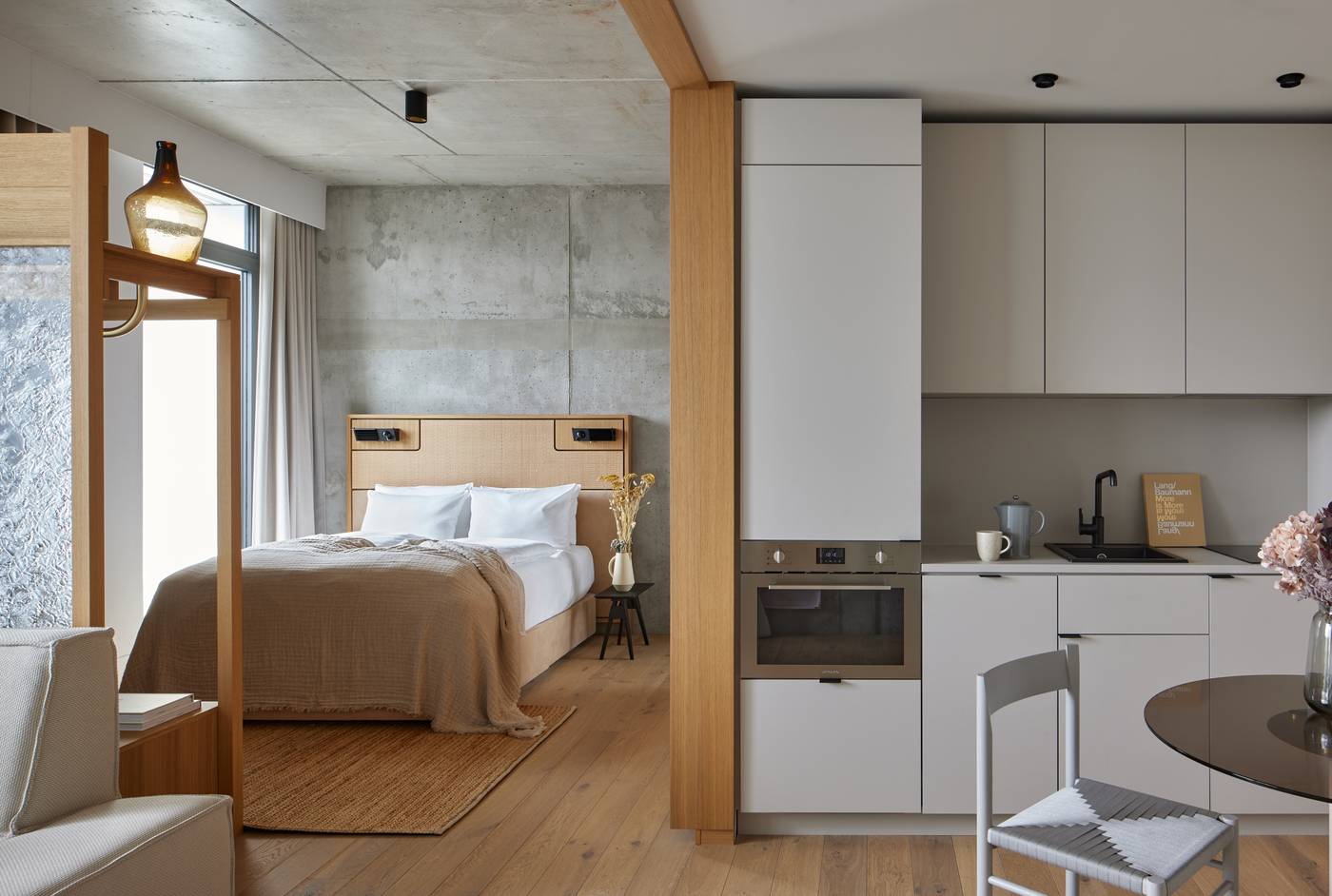 Locke-at-East-Side-Gallery--Friedrichshain-Room-14