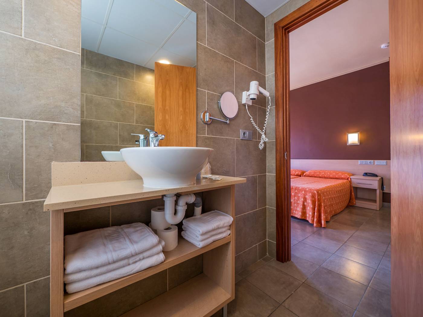 Tossa-Beach---Center-Room-21