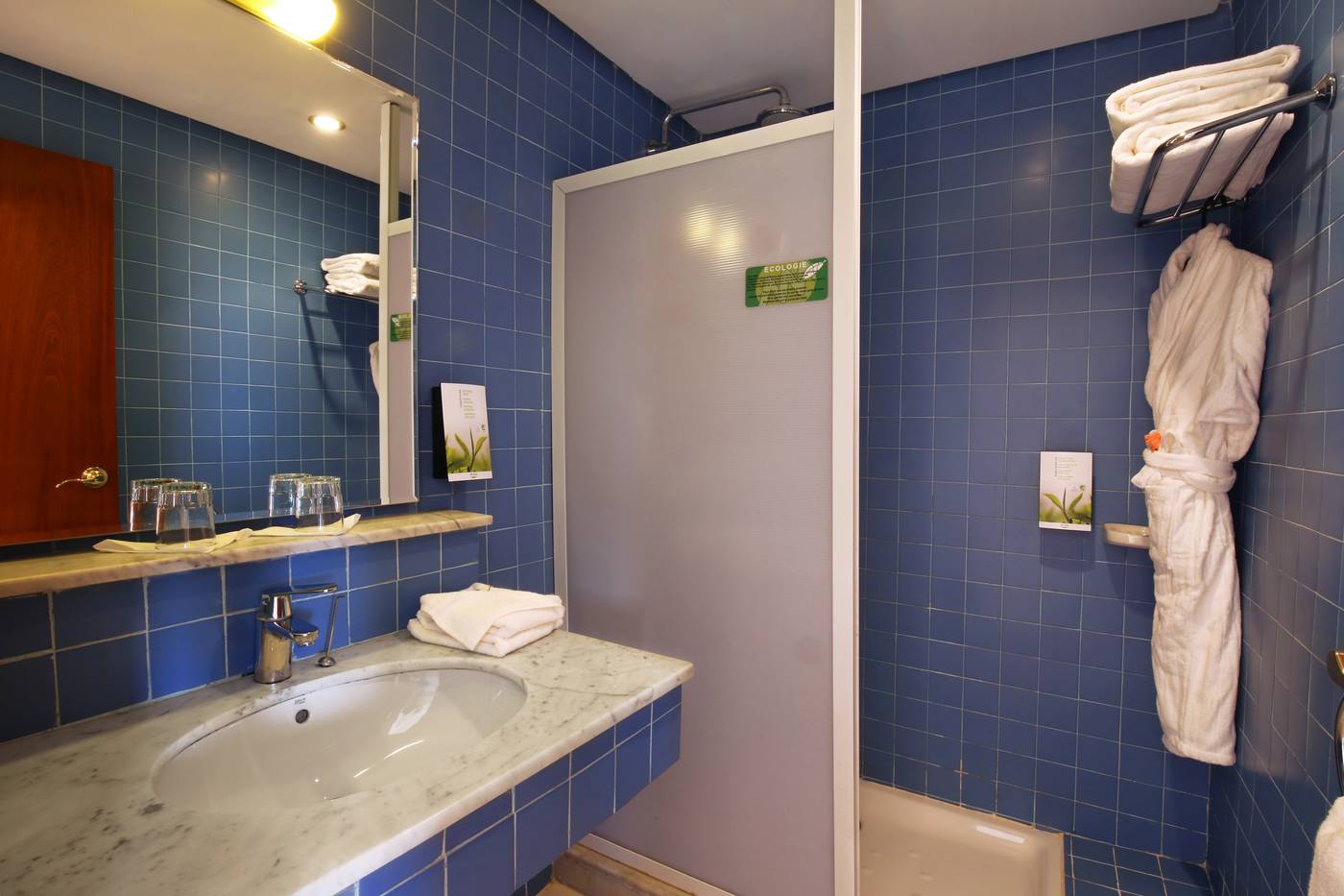 Valeria-Madina-Club-Room-37