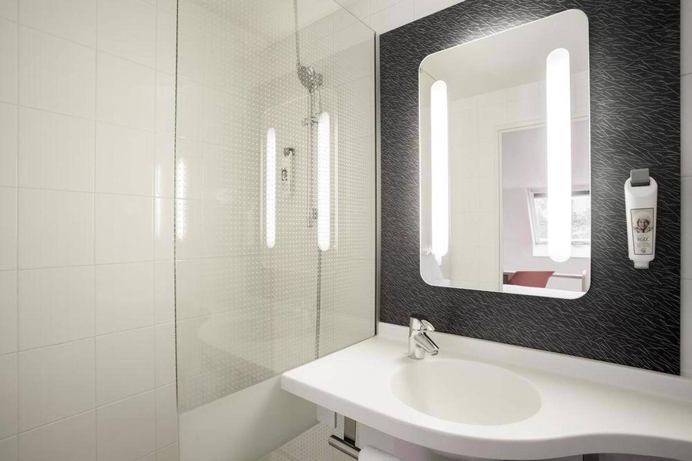 Ibis-Paris-Maine-Montparnasse-14th-Hotel-Room-32