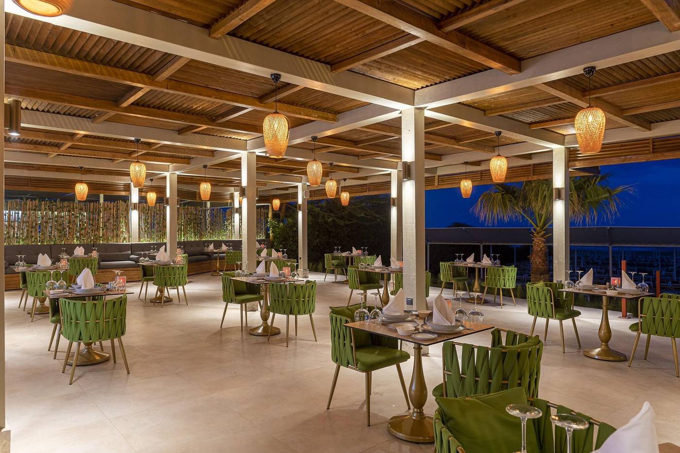 Side-Premium-Restaurant-32