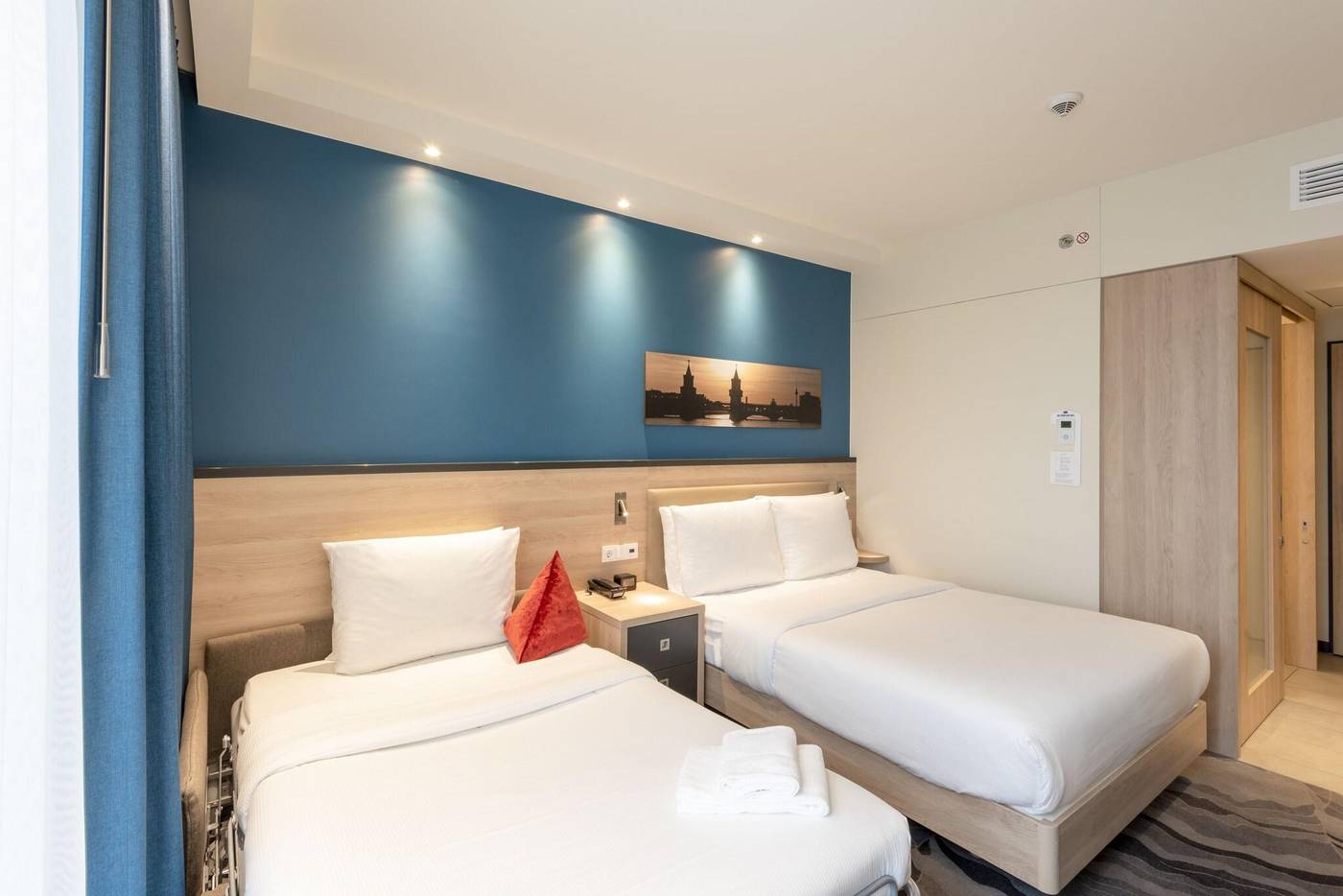 Hampton-Inn-Berlin-City-Centre-Alexanderplatz-Room-27