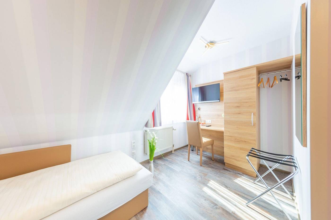 Hotel Reinhardtshof Garni-Germany-WOLFSCHLUGEN-Room-7