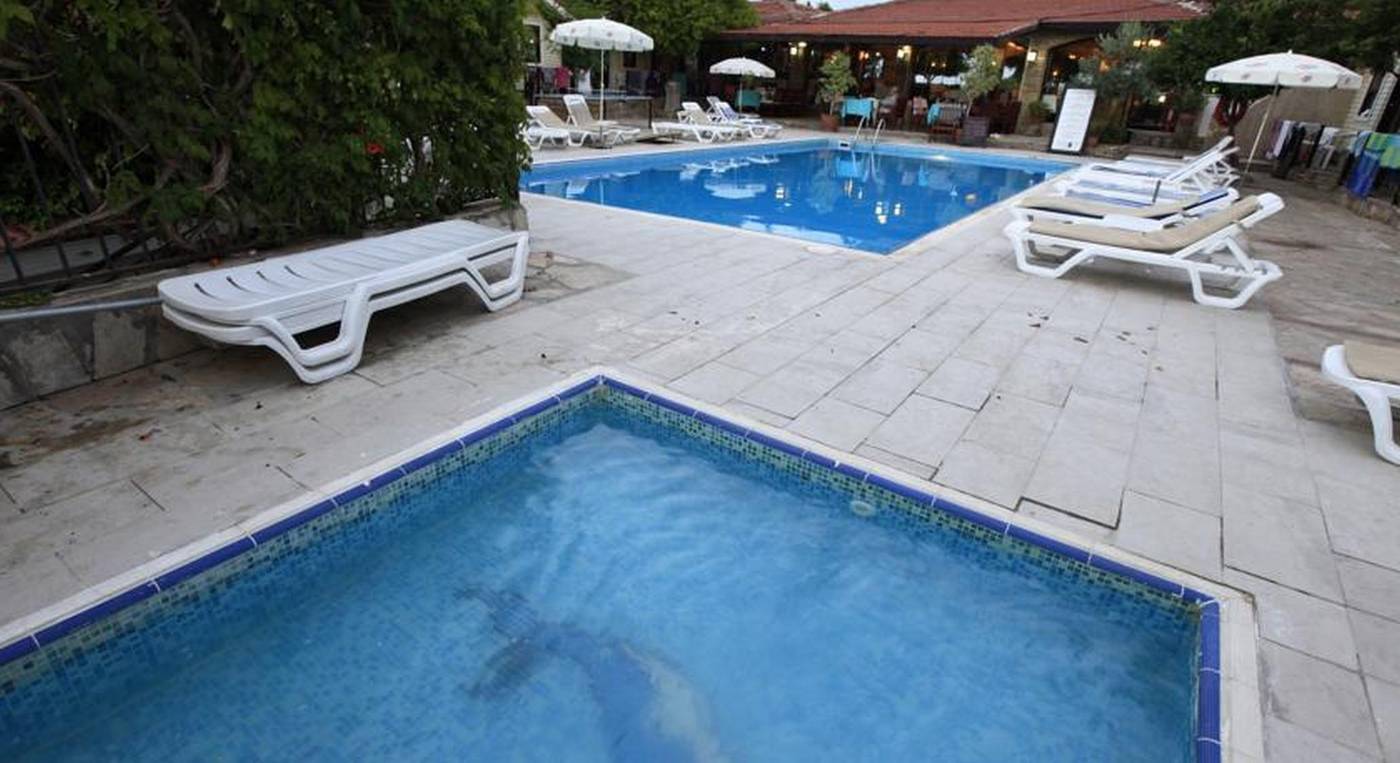 Hotel-Leda-Beach-Pool-8