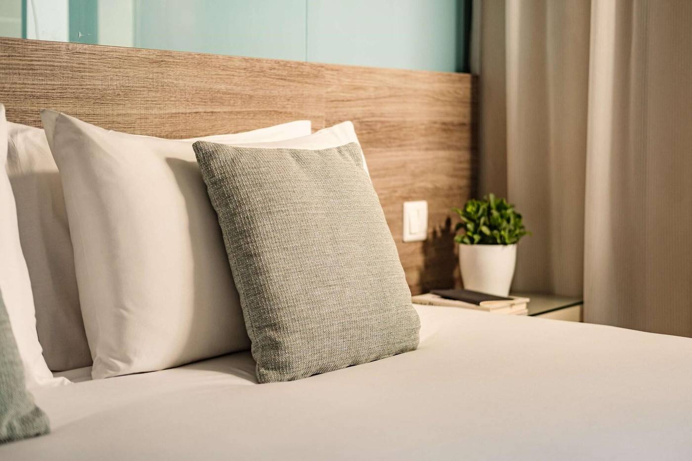 Hotel-115-The-Strand-Hotel-and-Suites-Room-25