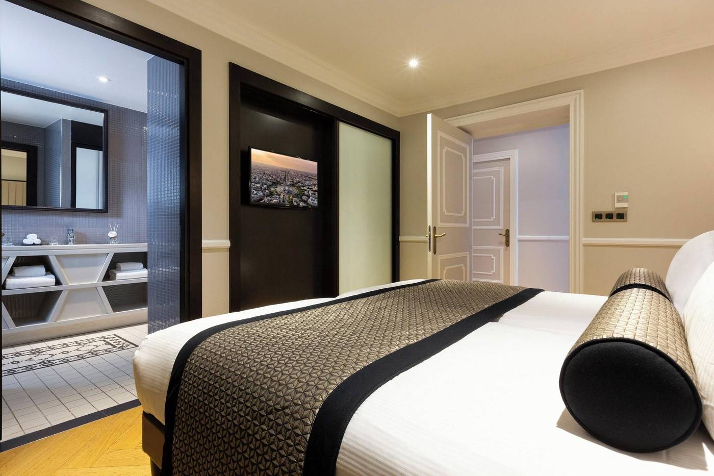 La-Clef-Tour-Eiffel-Paris-by-The-Crest-Collection-Room-14