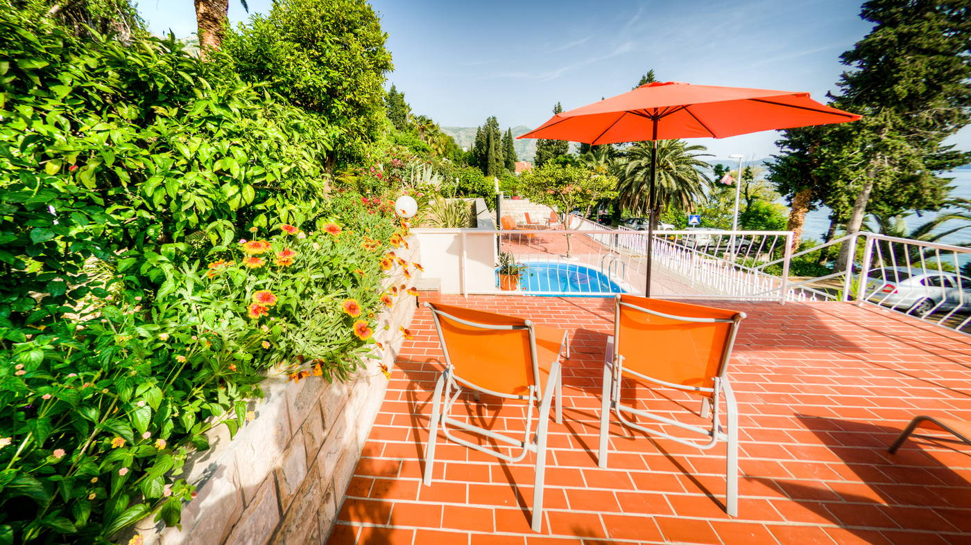 Guest-House-Villa-Nina-Pool-4