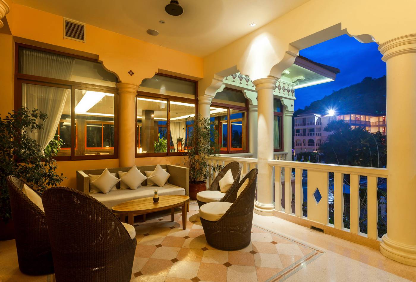 Centara-Grand-Beach-Resort-Phuket-Restaurant-43