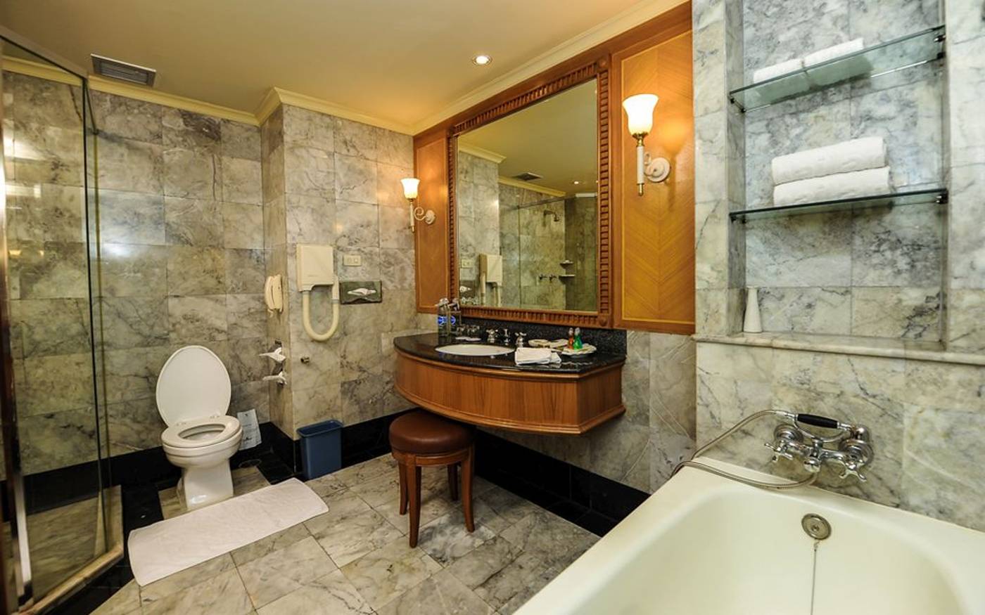 Montien-Riverside-Bangkok-Hotel-Room-48