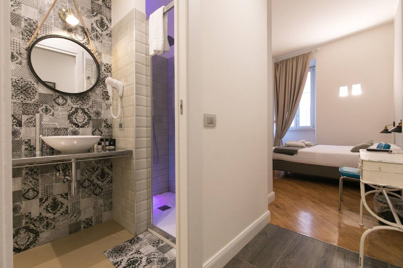 Trevi-Contemporary-Suite-Room-21