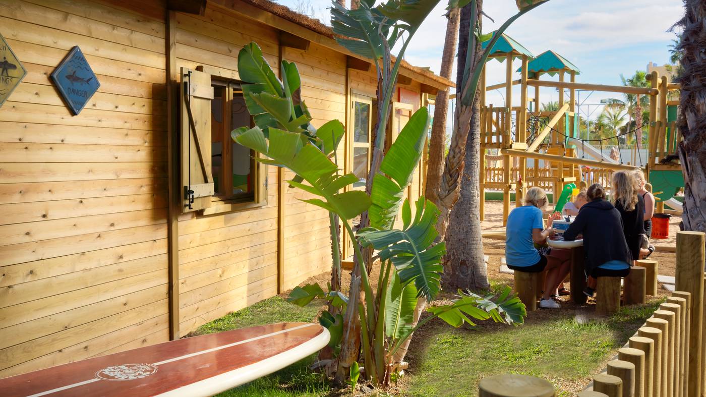 Servatur-Waikiki-Sports-and-Entertainment-68