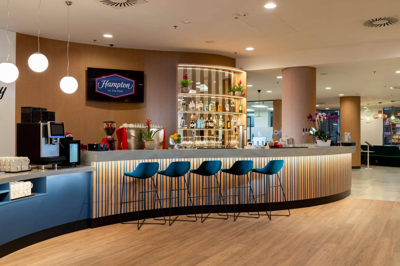 Hampton-By-Hilton-Budapest-City-Centre-Bar-4