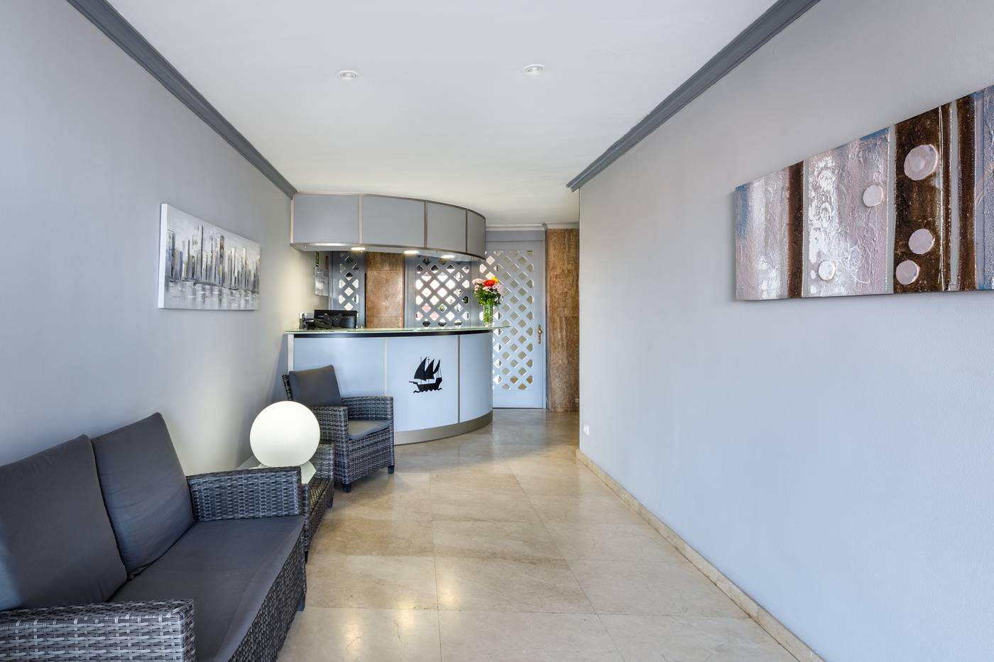 Colon-Playa-Lobby-28