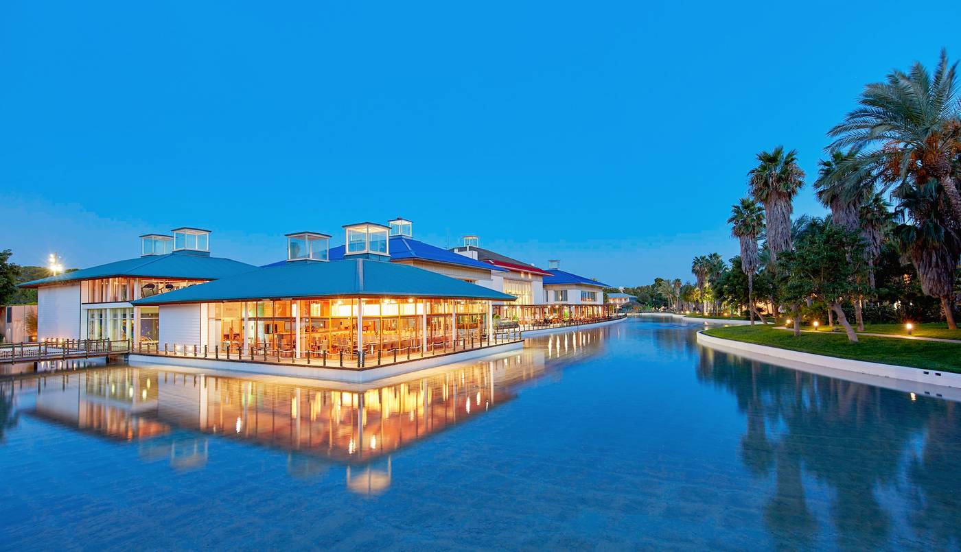 PortAventura-Hotel-Caribe---Theme-Park-General-view-16