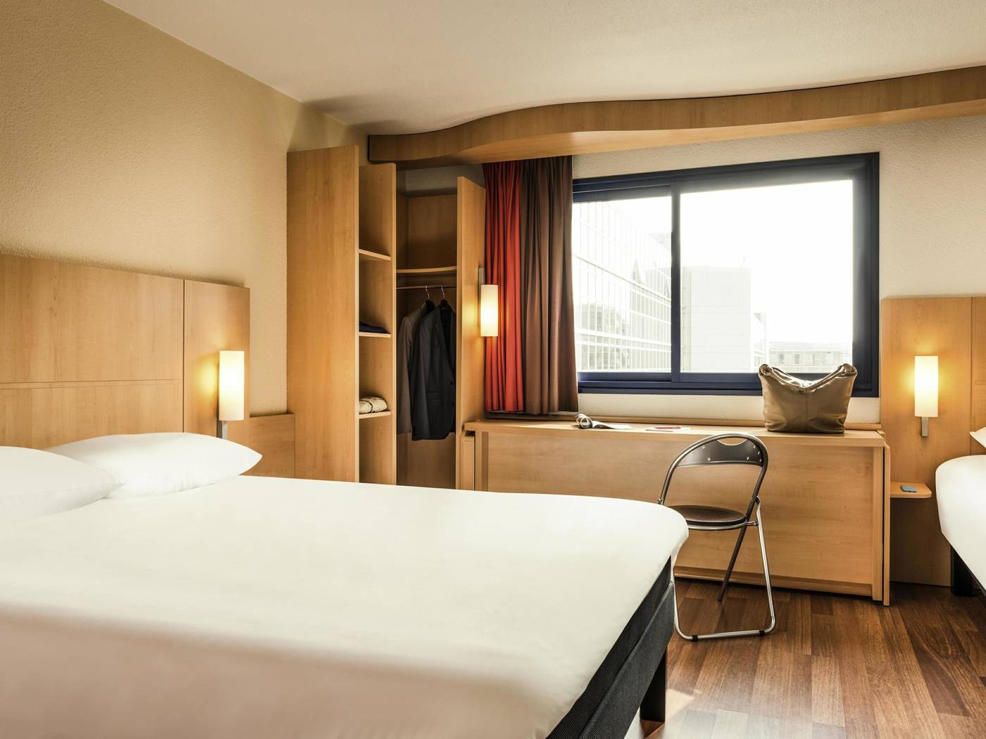 Ibis-Paris-Tour-Eiffel-Room-34