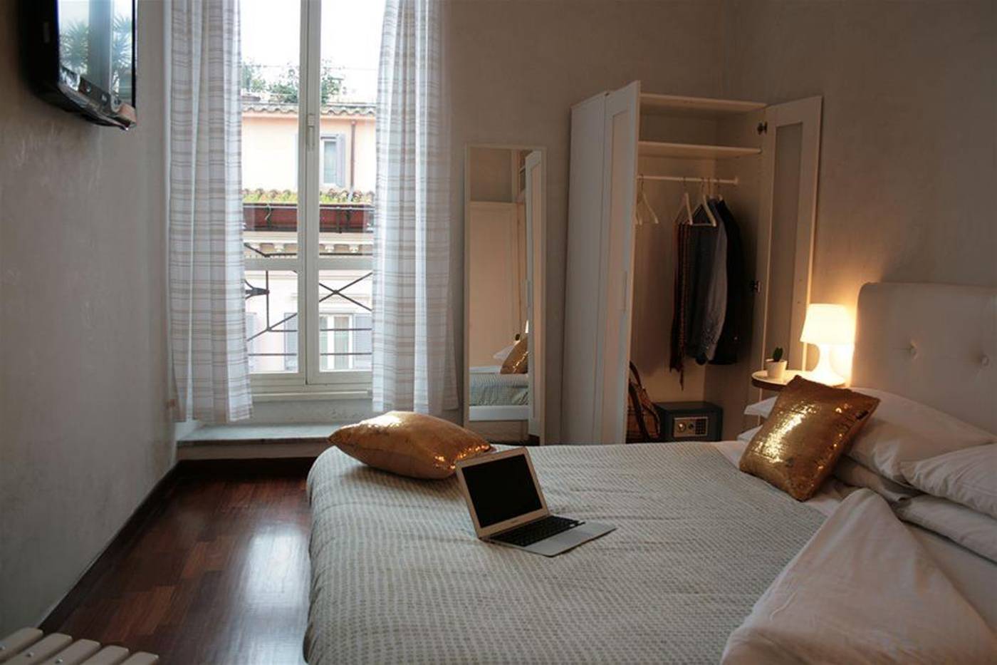 Golden-Rooms-General-view-3