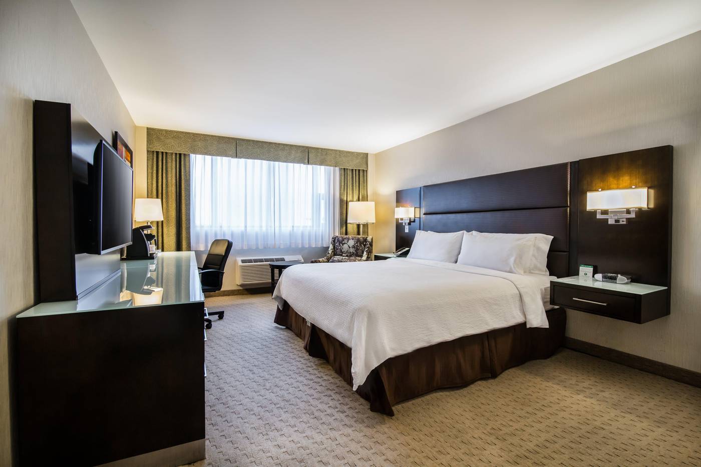 Holiday-Inn-Vancouver-Centre--Broadway--Room-14