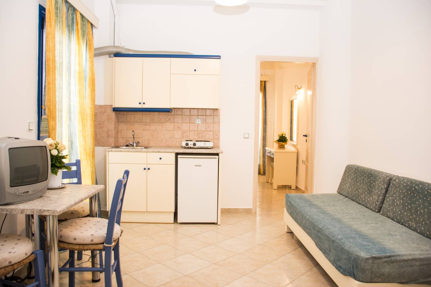 Uncle-George-Studios---Apartments-Room-13