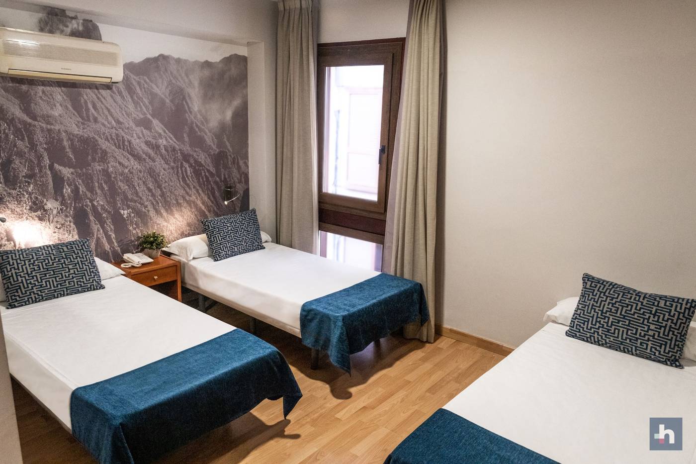 Adonis-Plaza-Room-16