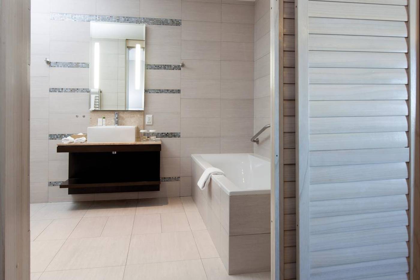 Doubletree-by-Hilton-Cape-Town-Room-49