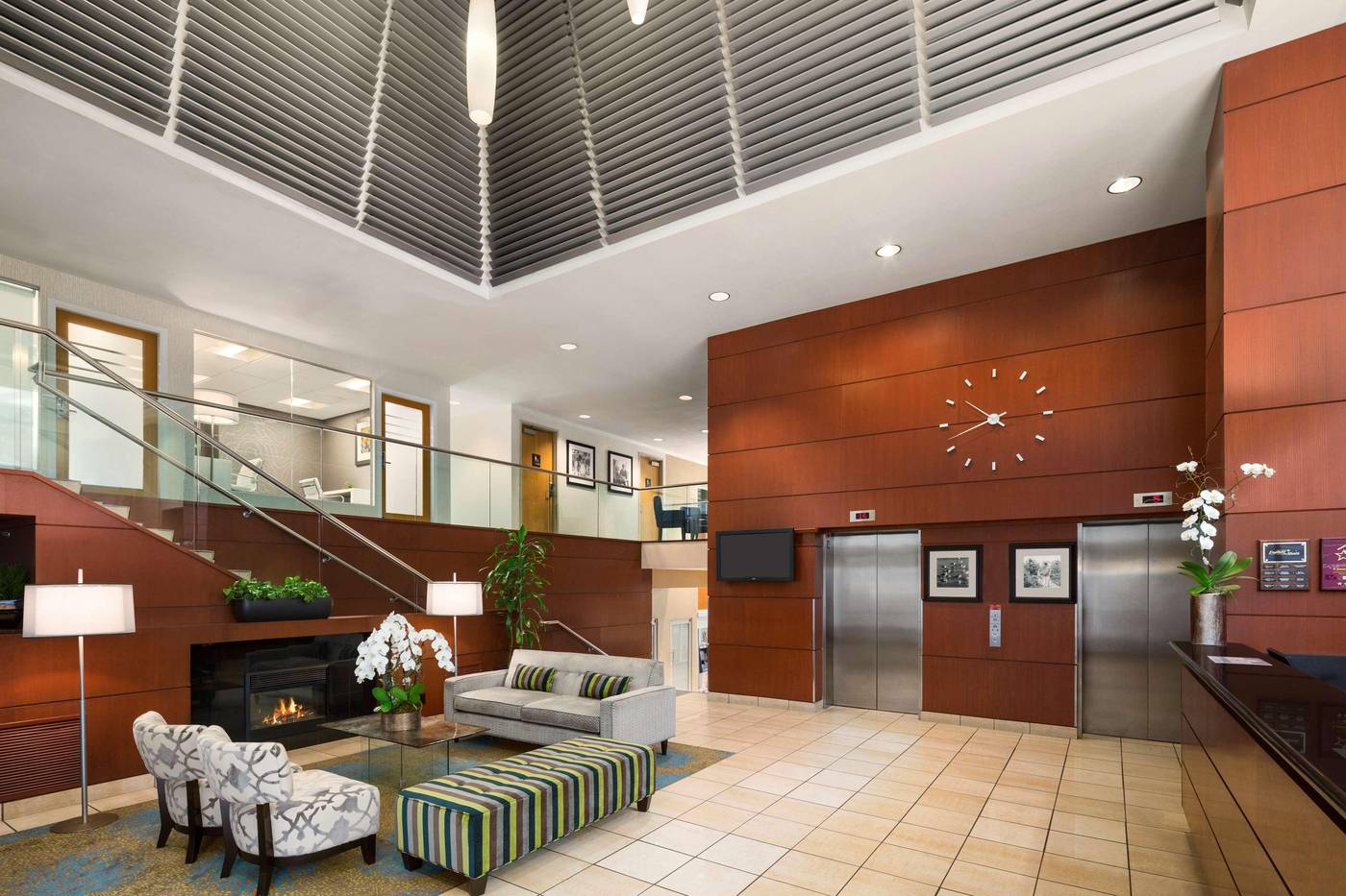 Hampton-Inn---Suites-By-Hilton-Vancouver-Downtown-Lobby-3