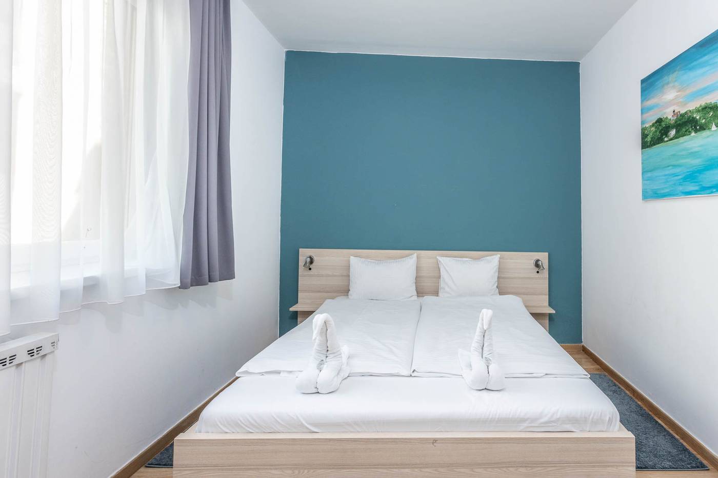 Corvin-Plaza-Apartments---Suites-Room-12