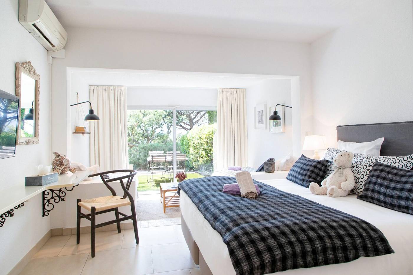 Font-Mourier-Hotel-Room-23