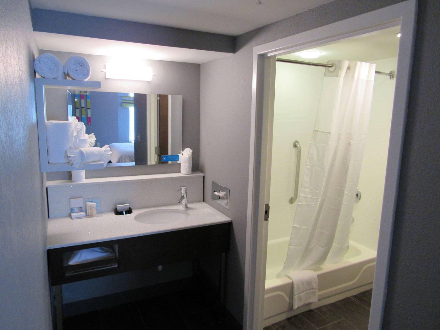 Hampton Inn & Suites Newtown-United States-YARDLEY-Room-10