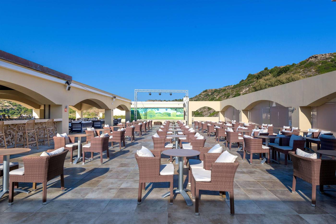 La-Marquise-Luxury-Resort-Complex-Bar-14