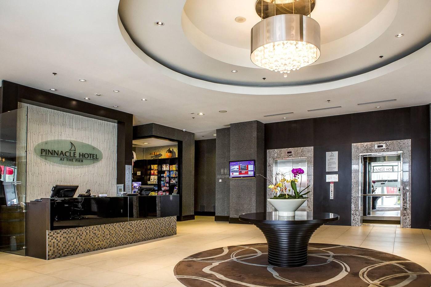 Pinnacle-Hotel-at-the-Pier-Lobby-6