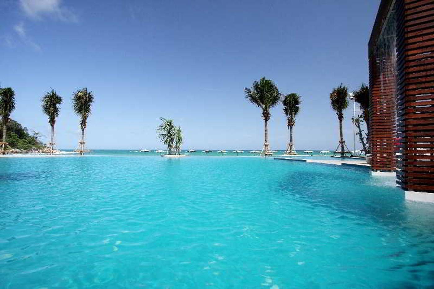 Katathani-Phuket-Beach-Resort-Pool-12