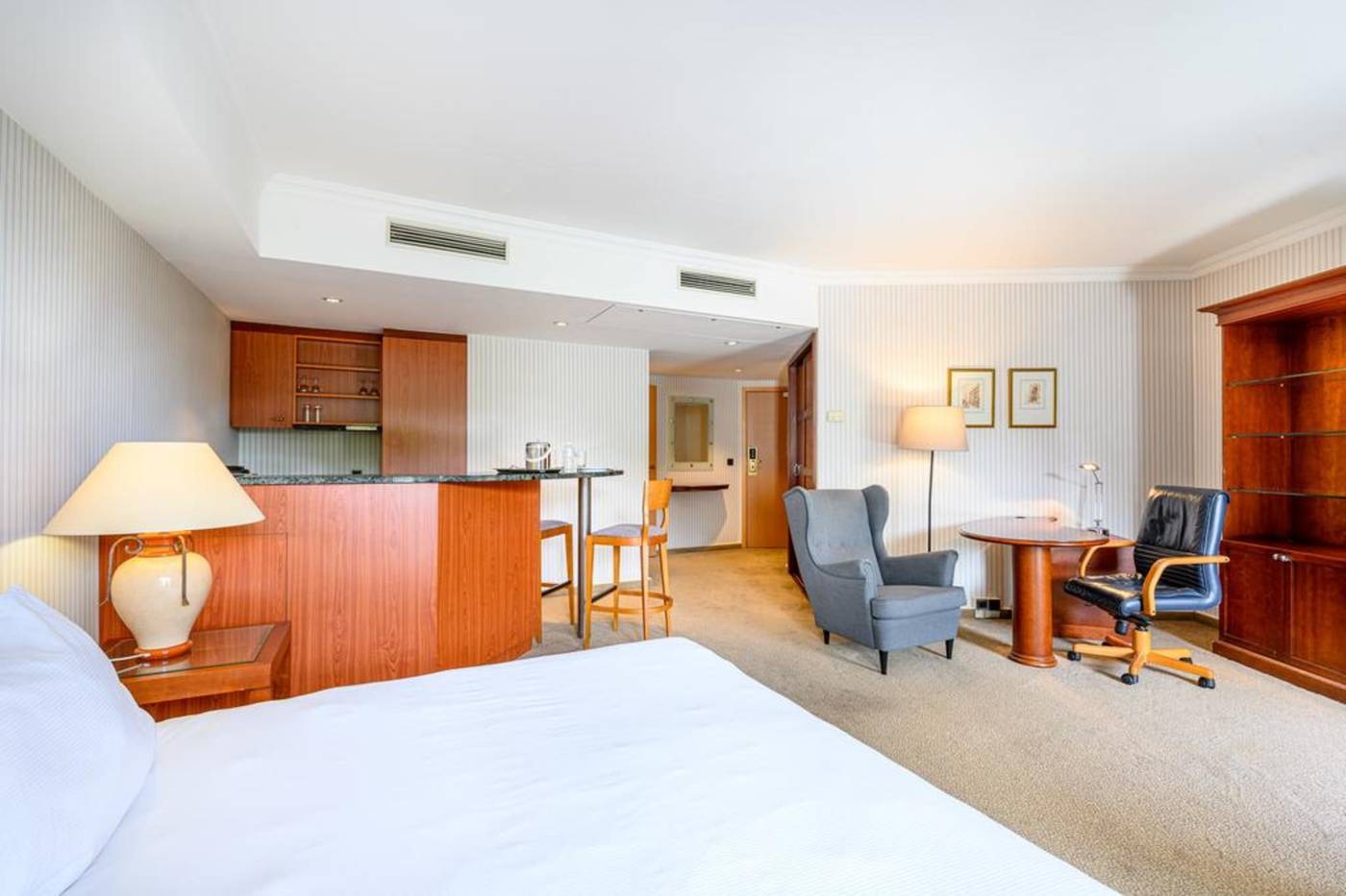 B-Aparthotel-Ambiorix-Room-15