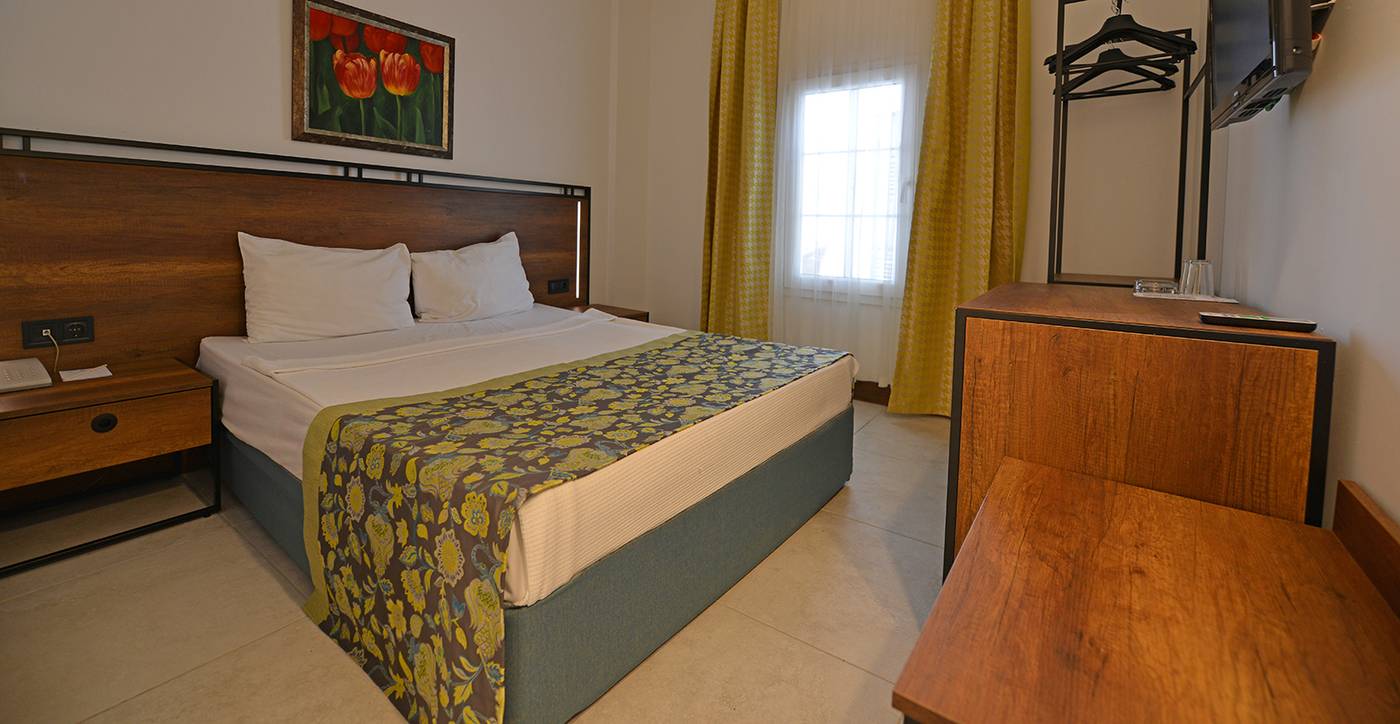 Bitez-Garden-Life-Room-36