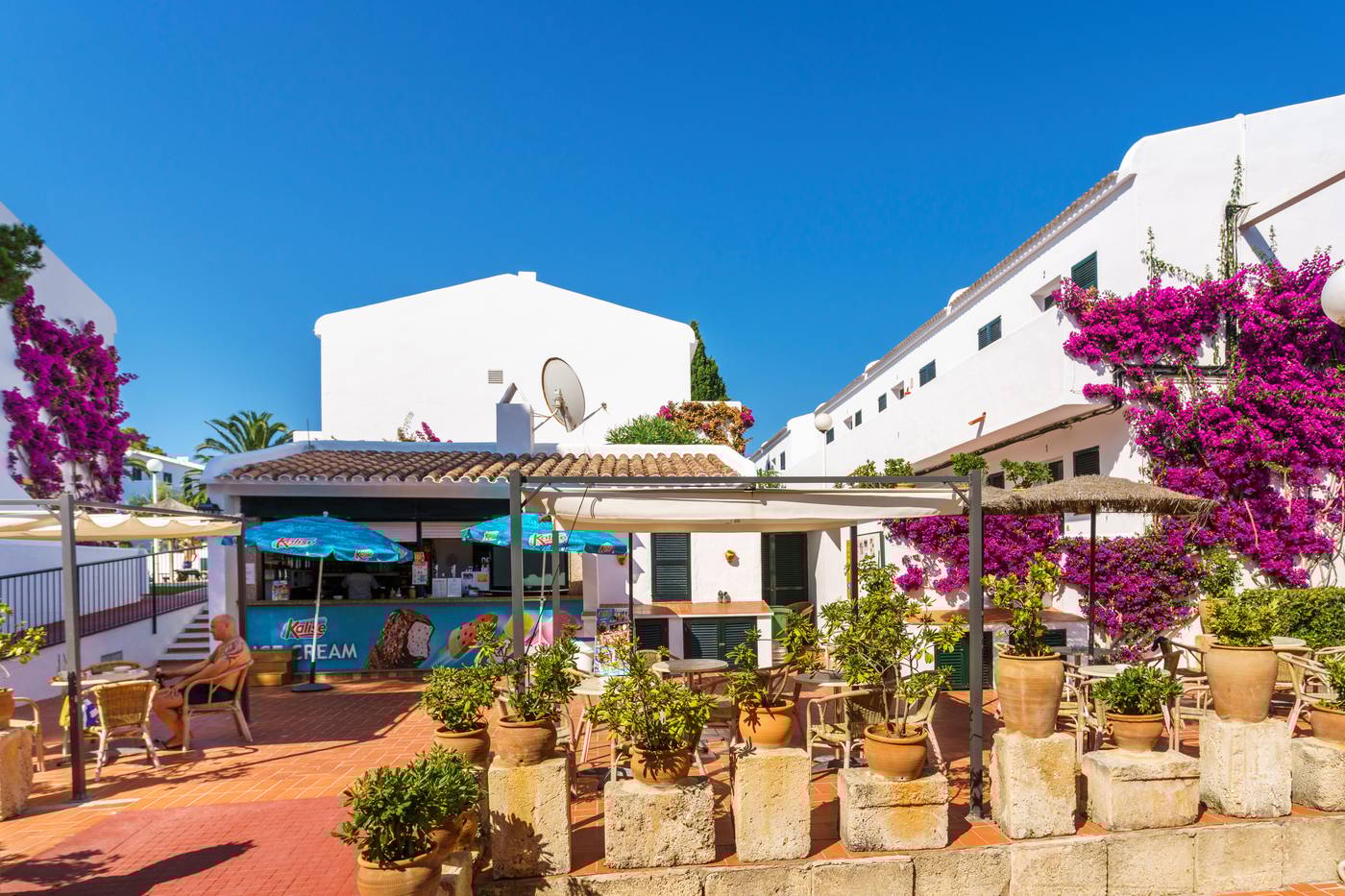 Playa-Parc-Apartments-Bar-11