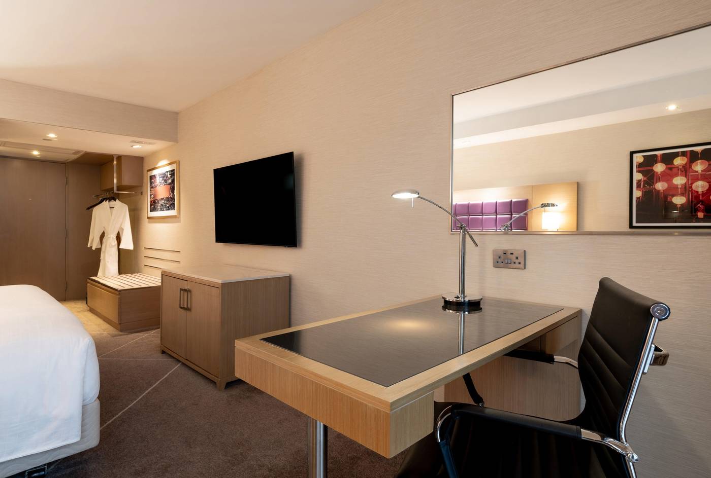 Holiday-Inn-Golden-Mile-Hong-Kong-Room-7