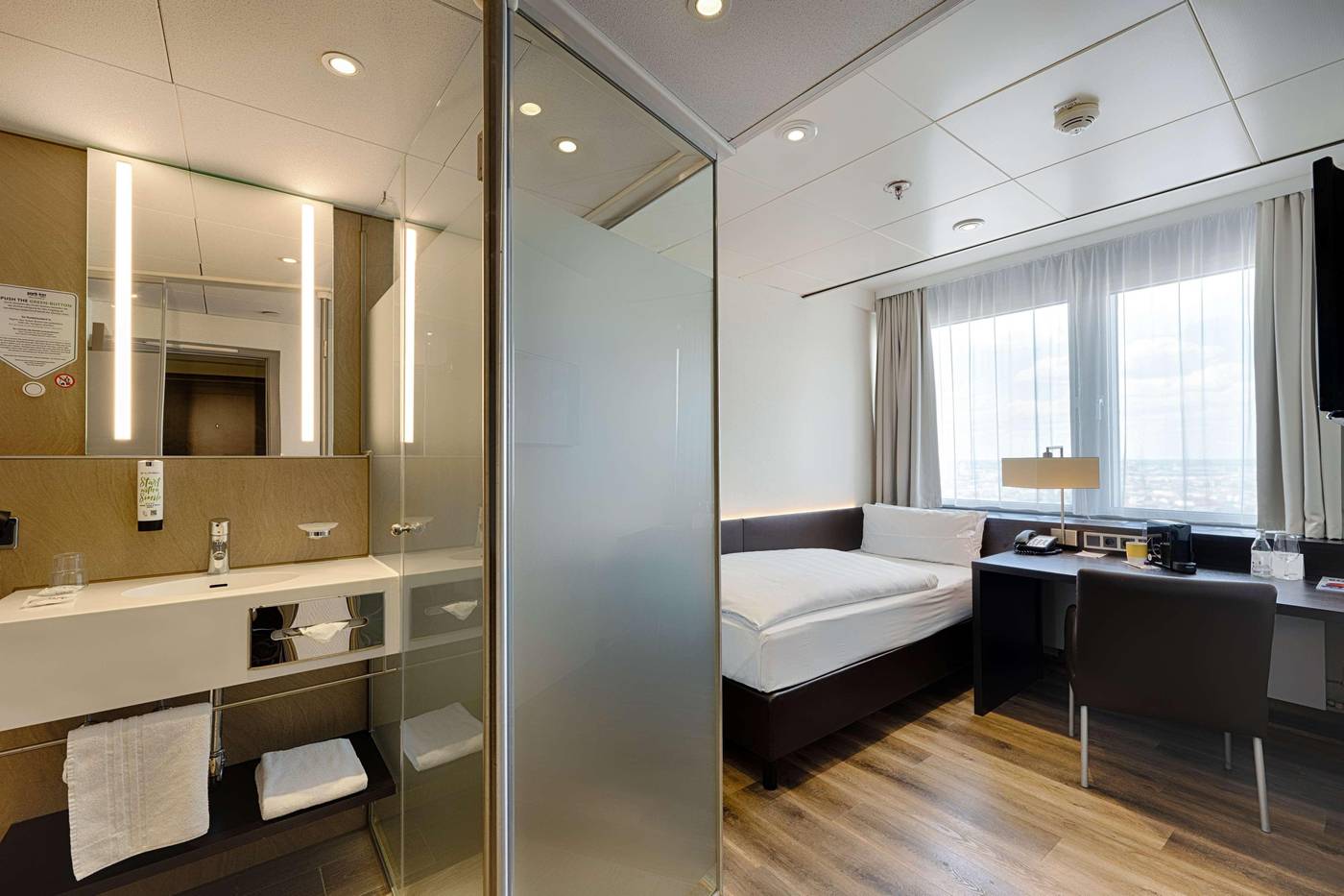 Park-Inn-by-Radisson-Berlin-Alexanderplatz-Room-40