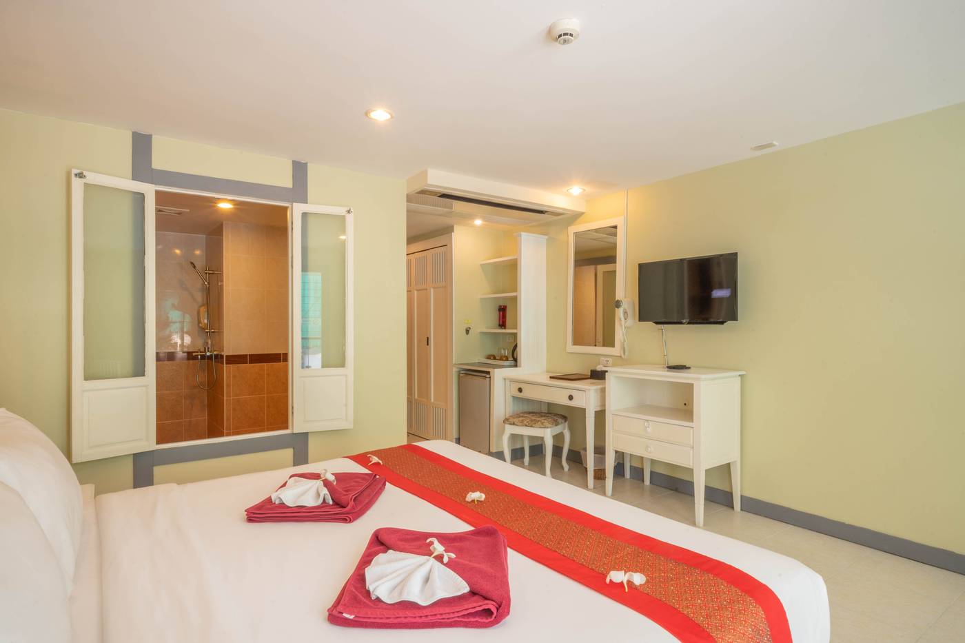 LA-Vintage-Resort--Former-Poppa-Palace--Room-27