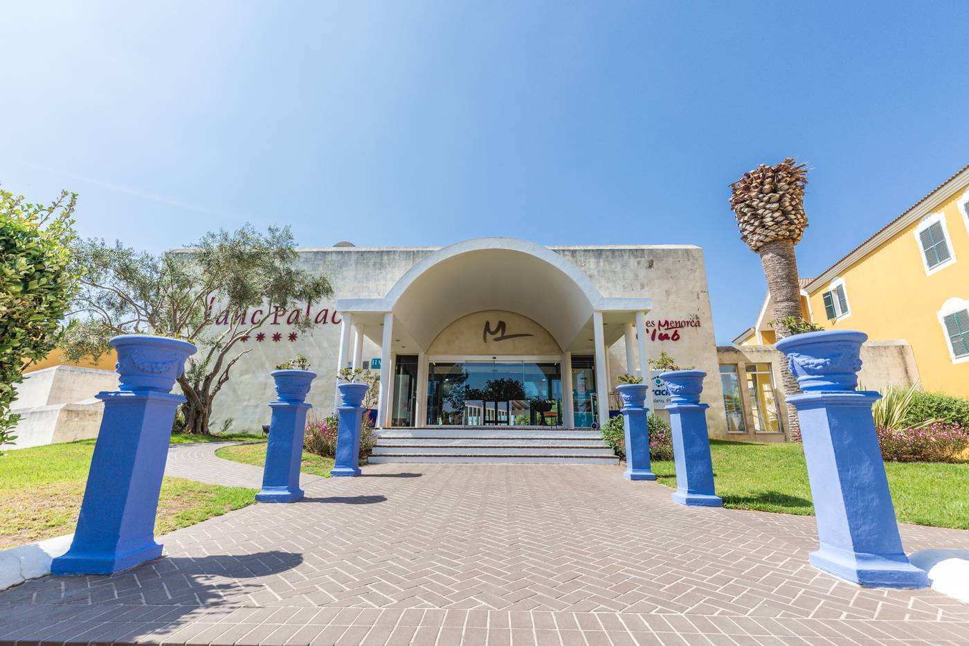 Vacances-Menorca-Resort-Lobby-21