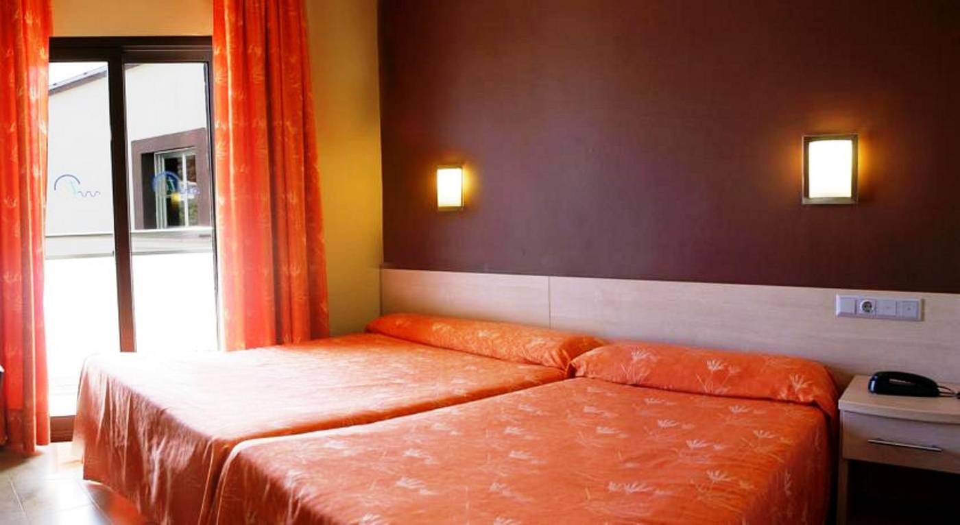 Tossa-Beach---Center-Room-26