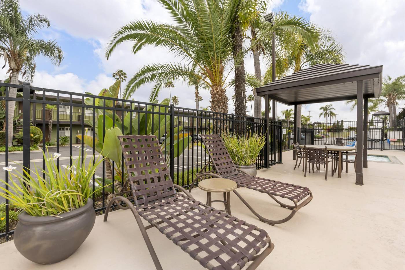 Best-Western-Plus-Pavilions-Pool-38