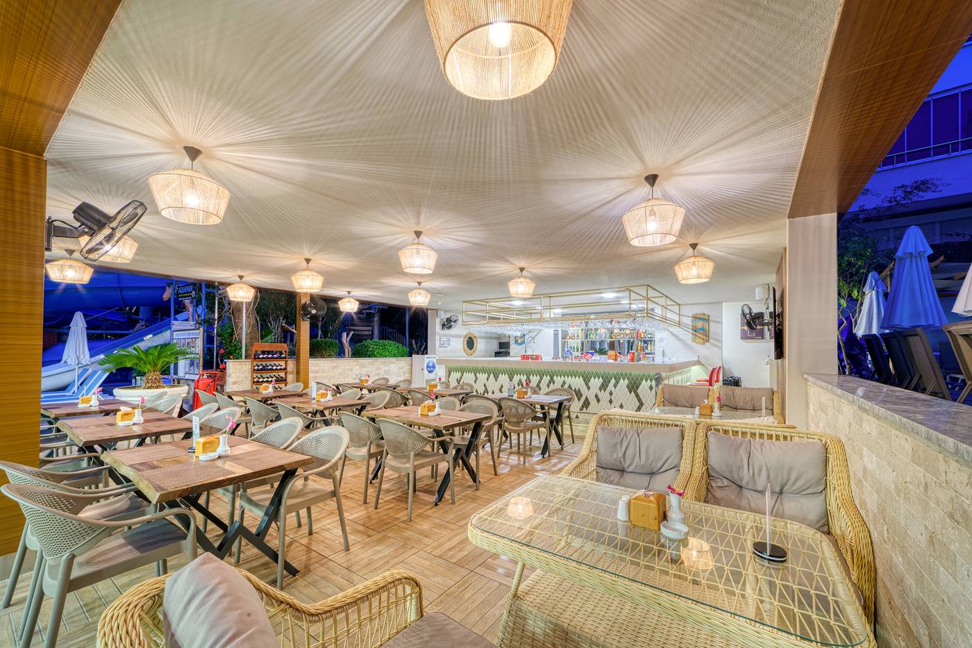 Big-Blue-Suite-Hotel-Bar-17