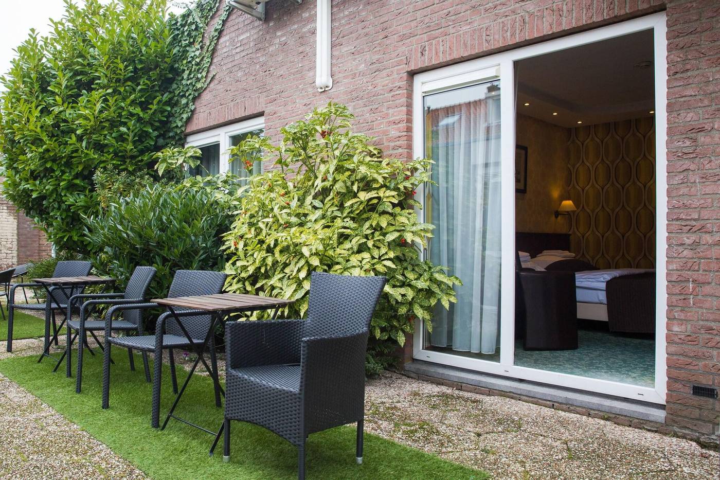 Hotel-Zwanenburg-Amsterdam-Airport-Terrace-1