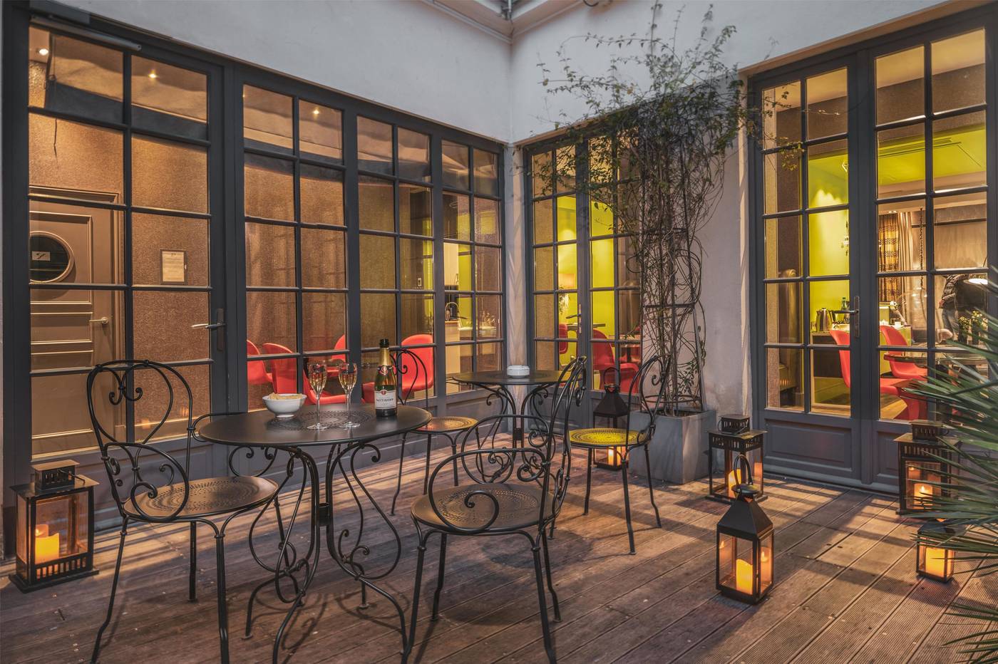 Le-Petit-Paris-Lobby-3