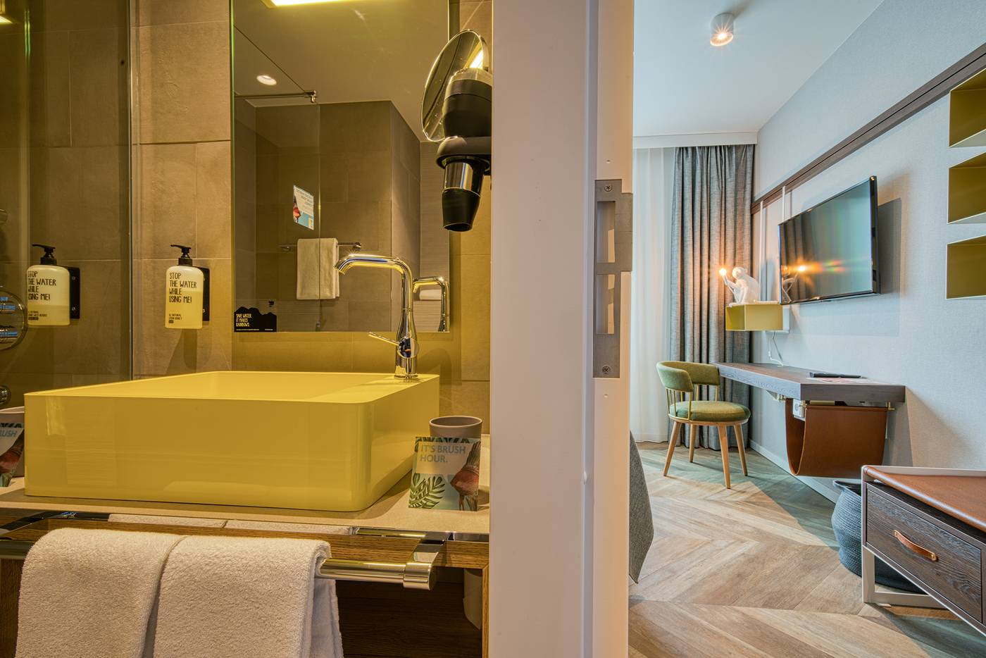 Ninetynine-Amsterdam-Airport--Trademark-Collection-Room-32