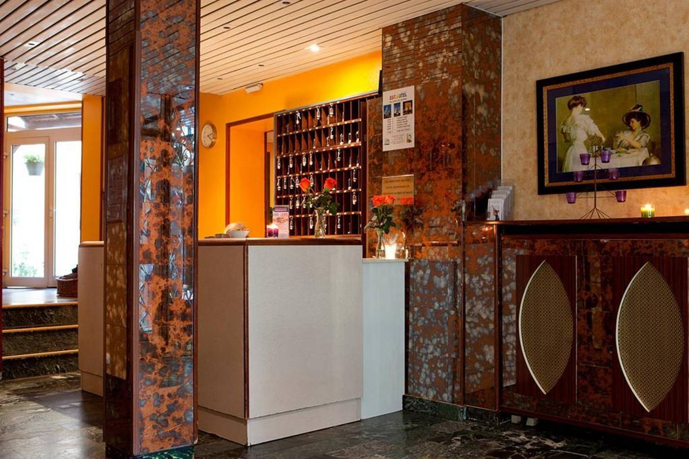 Est-Hotel-Lobby-7