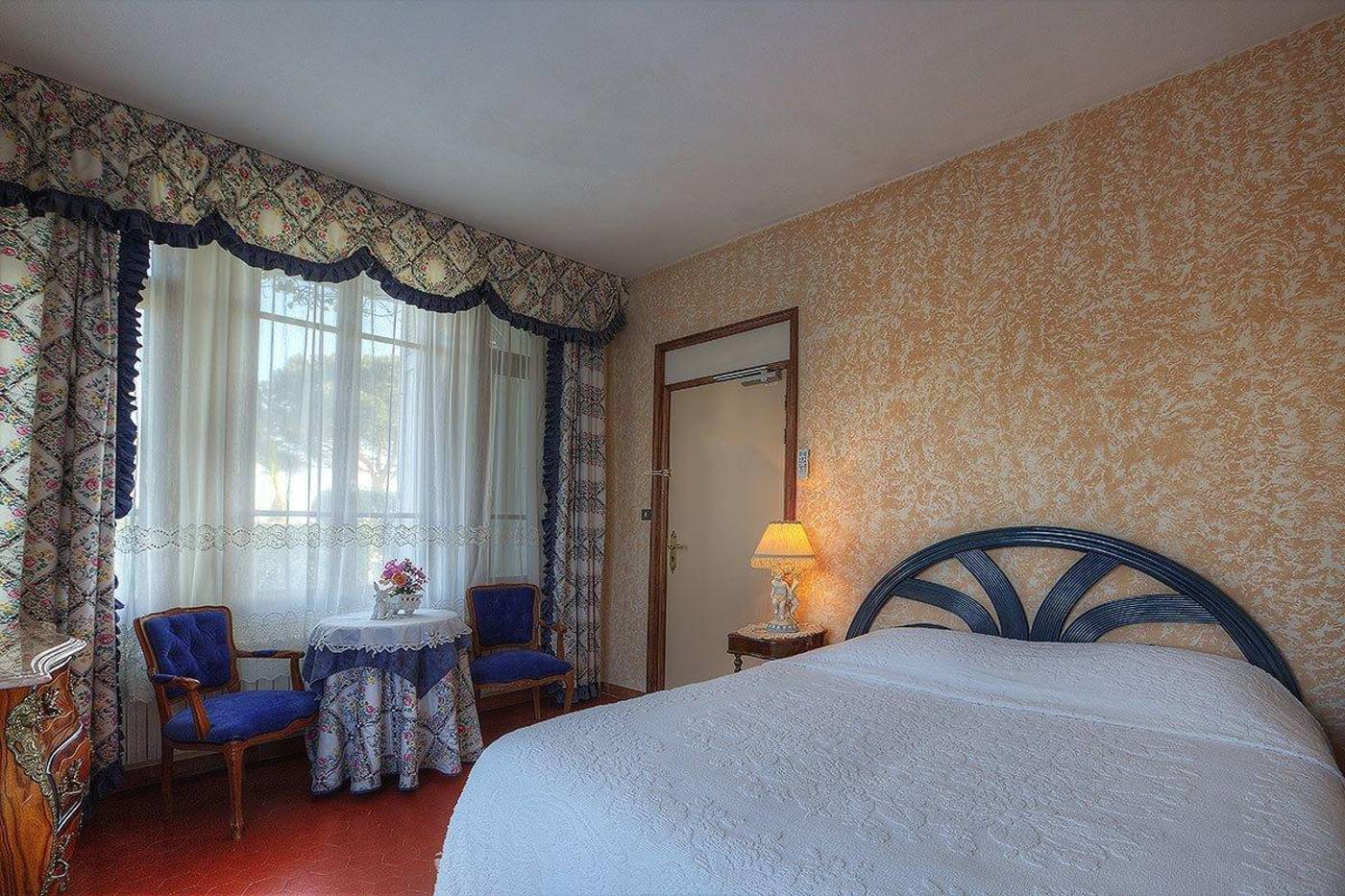 Chateau-de-Mei-Lese-Room-65